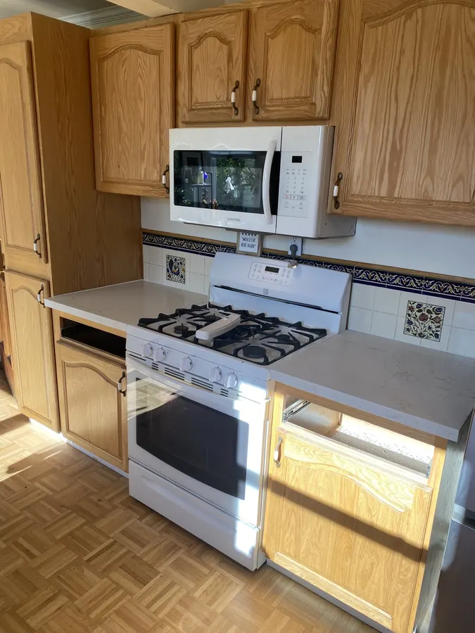 Wide view of the finished quartz countertop on both sides of the kitchen range