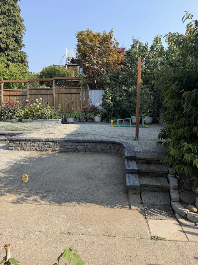 Finished curved block retaining wall with integrated outdoor steps